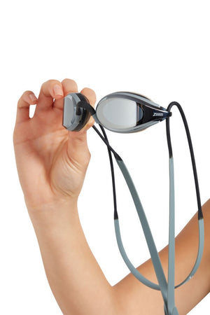 Titanium lenses make for an ideal fit during strong lighting conditions by providing light filtering for both sun and glare protection. Meanwhile, the air cushion seal provides an ultra-light fit with a low profile and sleek design, as well as reducing visible marks around the eyes for an almost imperceptible wear.